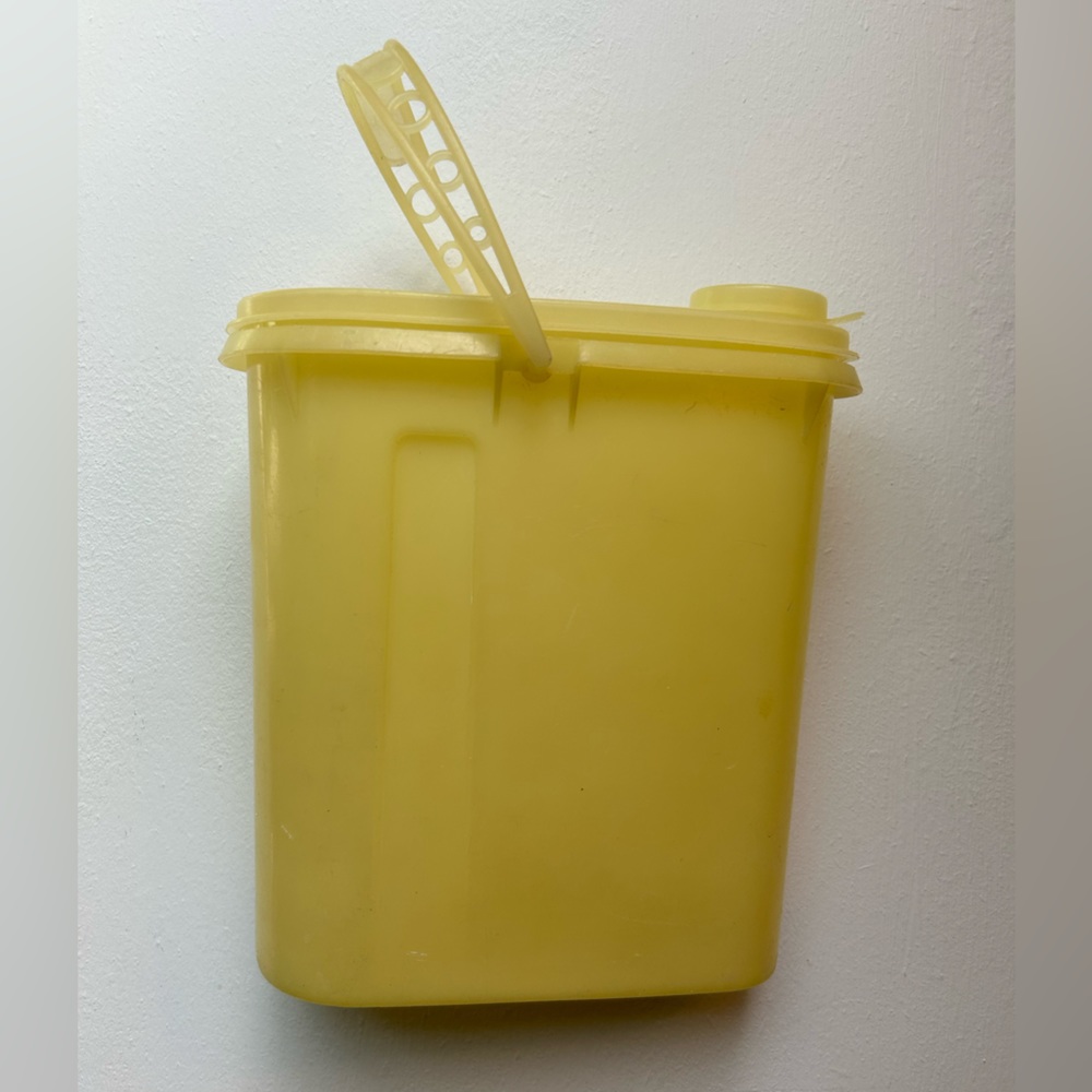 Vintage yellow plastic Tupperware pitcher beverage container 2 quart store/pour